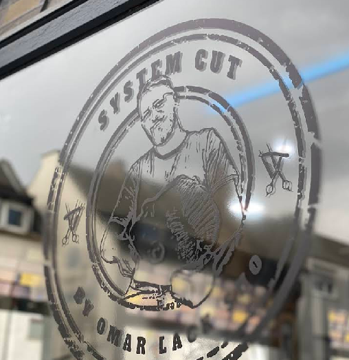 Systemcut Logo am Laden graviert